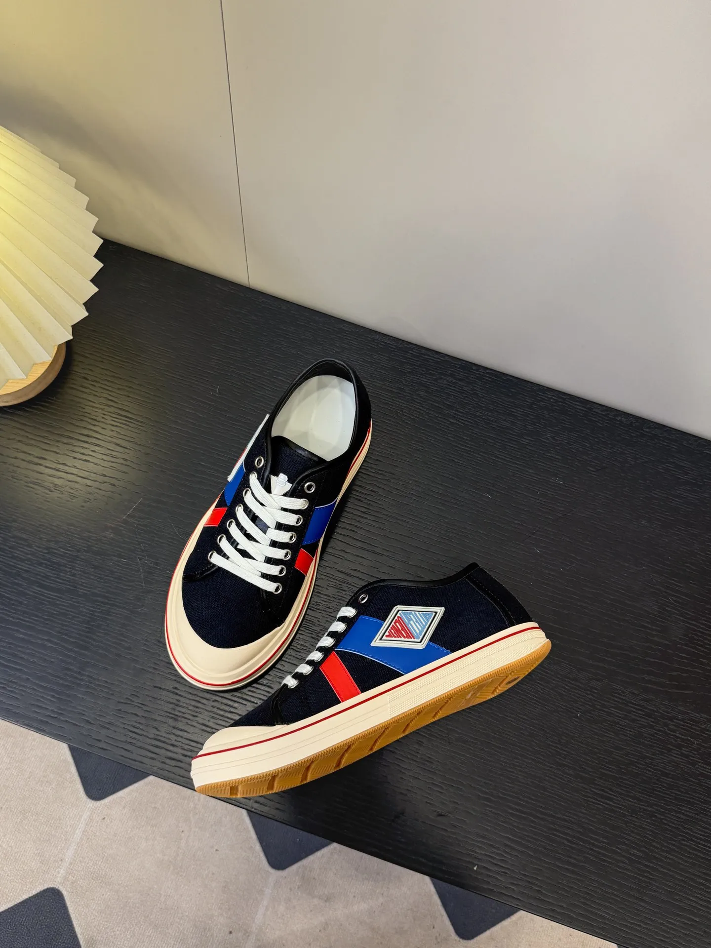 👟👟Ex-factory price 460👟👟 (Men's size +1️⃣0️⃣) BVOrbit's latest 2025 catwalk model, developed 1:1 from the original board, classic color matching elements! This is the biggest highlight of this shoe, eye-catching but not exaggerated design, super cool for daily use, super versatile whether paired with pants, sweaters or skirts, looks good no matter how you wear it, the more you look at it, the more you like it ❗️ Outsole: Original outsole color: 5 colors code number: female 35-40 male 39-44